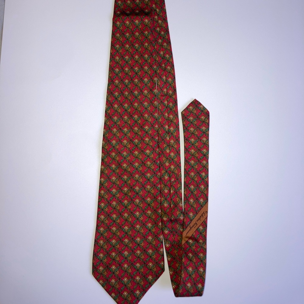Vintage 100% Silk Made In Italy Salvatore Ferragamo Tie